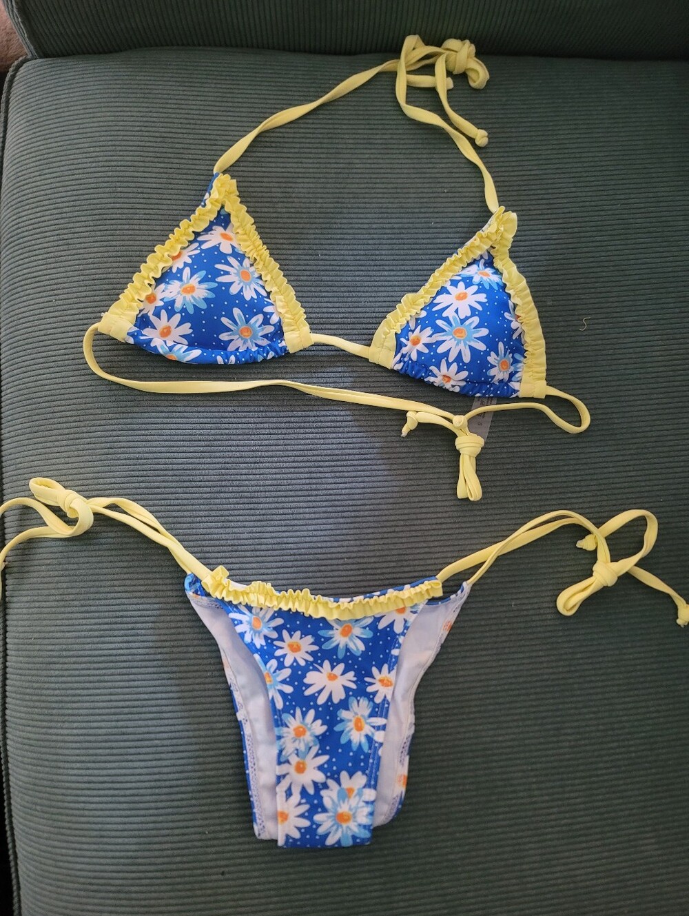 Retro Style Daisy Ruffle Bikini Set Size Small - Picture 9 of 9